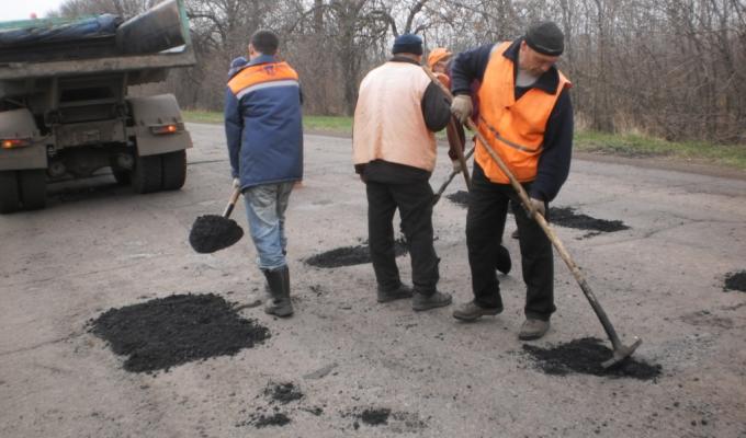 На дорогах Луганщини ліквідовується ямковість та тріщини 