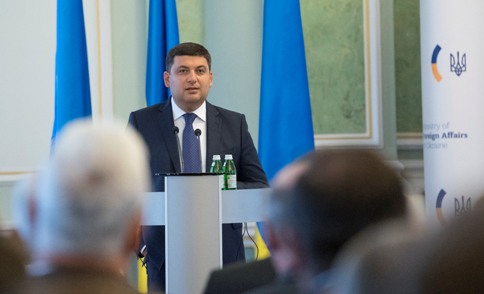 Володимир Гройсман під час зустрічі із українськими дипломатами: Маємо дати відсіч інформаційній агресії