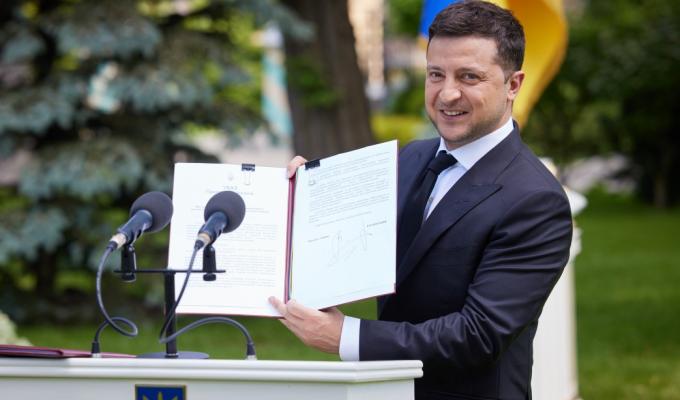 Володимир Зеленський підписав указ, який передбачає значне підвищення зарплати медиків: не менше 13,5 тис. грн для середнього медперсоналу і 20 тис. грн для лікарів