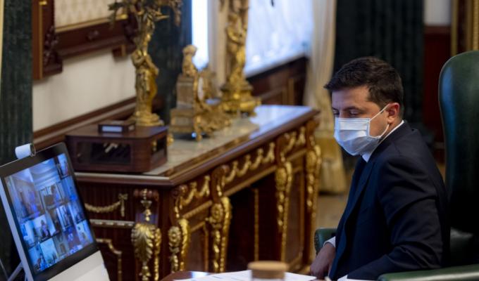 Глава держави вимагає, щоб медики отримали обіцяні підвищені зарплати вже цього місяця