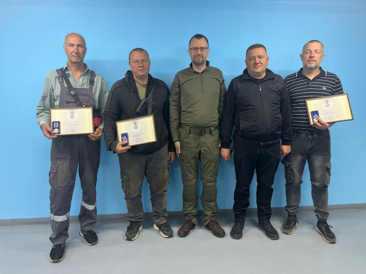 Президентськими відзнаками нагороджено робітників комунальних підприємств Луганщини, які будують оборонні споруди