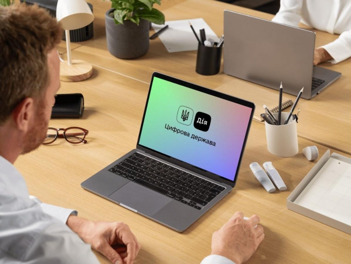 Чоловік за роботою на ноутбуці