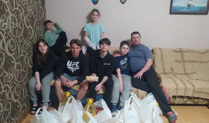 Багатодітні родини з Луганщини на Хмельниччині отримали до Великодня додаткові набори