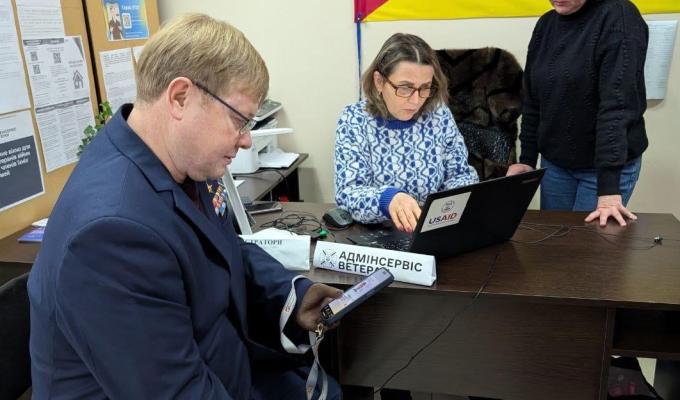 Герой України Володимир Жемчугов звернувся до луганського ЦНАПу в Броварах за витягом із реєстру ветеранів війни 