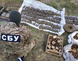 На Луганщині СБУ виявила схрон з гранатометами та артилерійськими снарядами