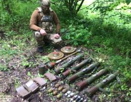 На Луганщині СБУ викрила схрон бойовиків із протипіхотними мінами, забороненими міжнародними договорами