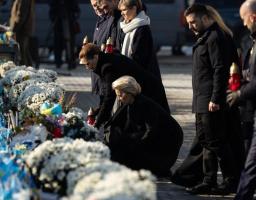 Президент і перша леді разом з іноземними лідерами вшанували пам’ять загиблих воїнів