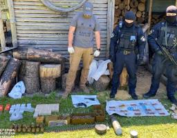 СБУ виявила поблизу лінії розмежування схованку зі зброєю: власника арсеналу затримано