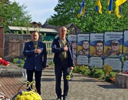 Пліч-о-пліч: пам’ять єднає. Представники Марківської та Дмитрівської громад вшанували подвиг воїнів та жертв Другої світової війни 