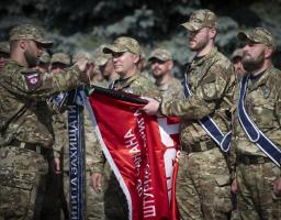 Володимир Зеленський вручив стрічку відзнаки «За мужність та відвагу» бригаді «Лють»