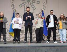 Сергій Жадан отримав посвідчення «Амбасадора Луганщини» №1