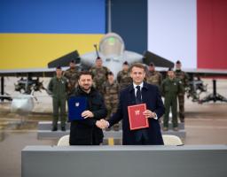 Володимир Зеленський та Емманюель Макрон підписали документ, що дає Україні змогу придбати 100 літаків Rafale