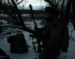 У багатоповерхівці в Сіверськодонецьку загарбники пофарбували фасад але не засклили вікна, в Лисичанську відсутнє світло декілька діб поспіль, ворог атакував з боку Нововодяного