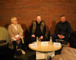 Луганці тепер є у кожній області України, тому під час робочих поїздок обов’язково зустрічаюсь із очільниками регіонів, щоб спільно вирішувати проблеми наших ВПО, – Олексій Харченко разом із Русланом Осипенком поспілкувався з луганчанами, які тепер мешкають у Чернівецькій області