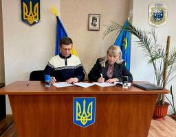 Мілівська та Ромоданівська громади започатковують співпрацю для подолання наслідків війни та підтримки мешканців  Очільниця Міловської селищної військової адміністрації Ірина Болткова та голова Ромоданівської селищної ради з Полтавщини Олександр Верещака підписали меморандум, який відкриває нові можливості для взаємодії між регіонами.   Громади офіційно закріпили своє партнерство в межах національного проєкту «Пліч-о-пліч: згуртовані громади».   Цей документ спрямований на подолання наслідків війни, підтрим