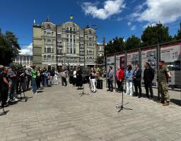 Пам’ять про оборонців Луганського аеропорту має бути вшанована окремою датою – у Києві відкрили тематичну виставку