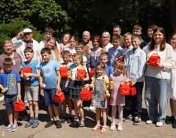 Олексій Харченко привітав із успішним закінченням навчального року дітей, які виховуються у малому груповому будинку «Світанок» та ДБСТ родини Курпас