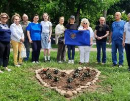 Луганщина - 12-й рік війни: на Прикарпатті луганчани на честь річниці нашої області облаштували квітник