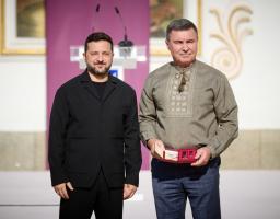 Почесного консула Литовської Республіки у Луганській області Робертаса Габуласа нагороджего орденом "За заслуги" ІІІ ступеня