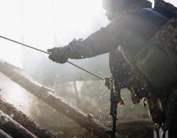 Завезений до "лнр" бензин виявився вкрай низької якості, понад рік тому в Лисичанську підрядники залишили підготовлений до ремонту будинок - роботи досі не поновлені, чотири мінометні обстріли влаштував противник на Луганщині