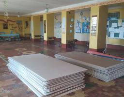 У Красноріченській школі, що на Кремінщині, міняють віконні блоки та двері