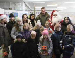 Талановиті діти Луганщини отримали солодкі подарунки від Артема Лисогора