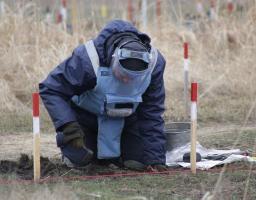 Перша група демінерів з числа ВПО з Луганщини проходить практичне навчання на полігоні The HALO Trust у Харківській області