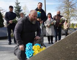 Їхній подвиг вимагав надлюдських зусиль і коштував найдорожчого — підірваного здоров’я та тисяч втрачених життів, - до 40-х роковин від дня аварії на Чорнобильській АЕС луганчани вшанували учасників ліквідації наслідків катастрофи