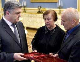 Поки є такі герої – ми непереможні – Президент вручив «Зірку Героя» батькам Василя Сліпака