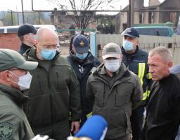Уряд виділить по 300 тисяч за втрачене житло, по 200 тисяч отримають сім’ї загиблих, – Денис Шмигаль приїхав на місце пожеж на Луганщині