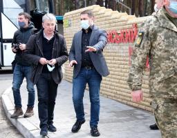 Журналісти провідних світових медіа на чолі з міністром культури та інформаційної політики Олександром Ткаченком відвідали район проведення ООС