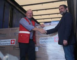 Делегація Швейцарської Конфедерації відвідала КПВВ «Станиця Луганська» та передала Україні 1,5 млн експрес-тестів на COVID-19