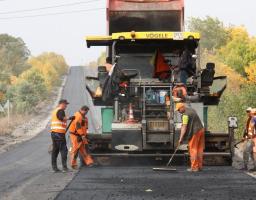 Велике будівництво: на дорозі між Сєвєродонецьком та Золотим завершують укладання нижнього шару асфальту