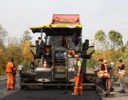 На маршруті Сєвєродонецьк – Золоте завершують укладання вирівнюючого шару асфальту