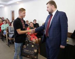 У Кремінній Сергій Філь вручив ключі від квартири захиснику-медику 