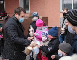 Діти та військові отримали привітання з Великоднем від Сергія Гайдая