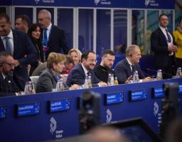 Президент: Нам потрібна достатня кількість зброї, а не підтримка в переговорах