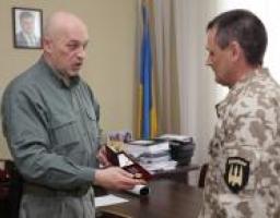 Георгій Тука вручив державну нагороду військовослужбовцю