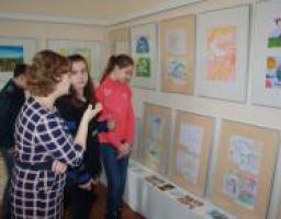 У Сєвєродонецьку відкрилася виставка «Ми за мир», де представлені малюнки дітей, які проживають по обидва боки від лінії розмежування у Луганській та Донецькій областях