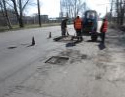 Луганщина: дорожники продовжують роботи з ліквідації ямковості