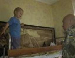Багатодітній родині з с.Артема, в якої бойовики артилерійським обстрілом зруйнували хату, купили інше житло