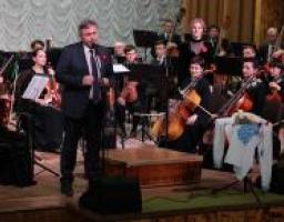 Під час концерту симфонічної музики горів символічний вогонь миру