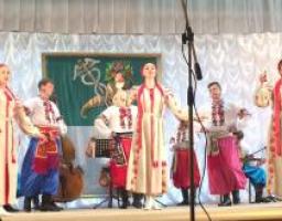 Під овації глядачів виступає ансамбль «Радани» на Харківщині