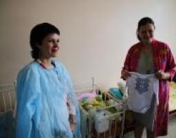 Ольга Лішик передала маленькі вишиваночки від чернівчан новонародженим жителям області