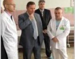 Владимир Пристюк поручил заняться обновлением медоборудования стахановского роддома