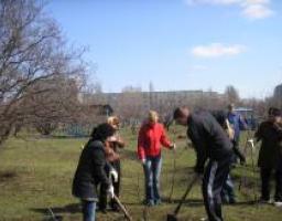 Працівники Головного управління праці та соціального захисту населення прийняли участь у благоустрою території Ровеньківського обласного дитячого будинку-інтернату.