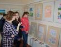 У Сєвєродонецьку відкрилася виставка «Ми за мир» із малюнками дітей, які проживають по обидва боки від лінії розмежування у Луганській та Донецькій областях