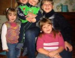 Батькам п"ятьох і більше дітей платитимуть пенсію за особливі заслуги перед Україною