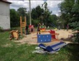 До Міжнародного дня захисту дітей у Кремінському районі проводиться впорядкування дитячих майданчиків