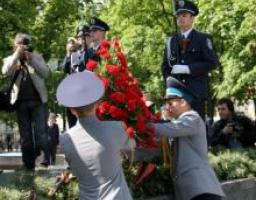 Керівники області разом із ветеранами ВВВ поклали квіти до Пілону Слави та Могили Невідомого солдата